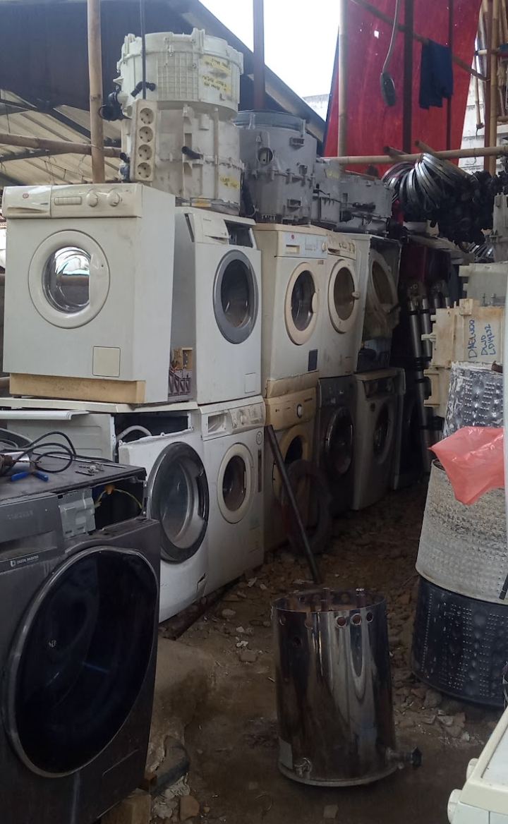 Mesin cuci dan mesin pengering laundry di area kerja